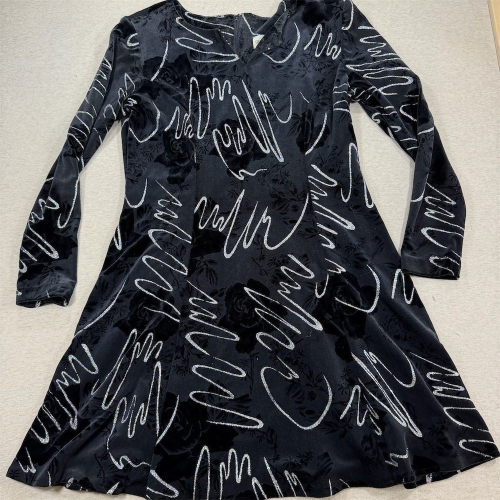 Betsy's Things Dress Womens M Black Fit & Flare Skater Floral V-Neck‎